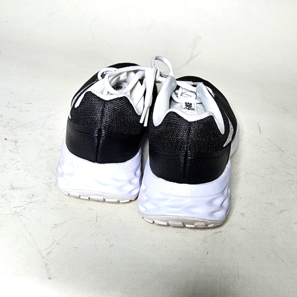 Nike running shoes. Black and White, Size 9.5 - Picture 4 of 7
